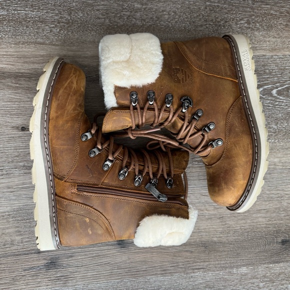 Women’s Royal Canadian Fur-Lined Boots - Picture 2 of 8